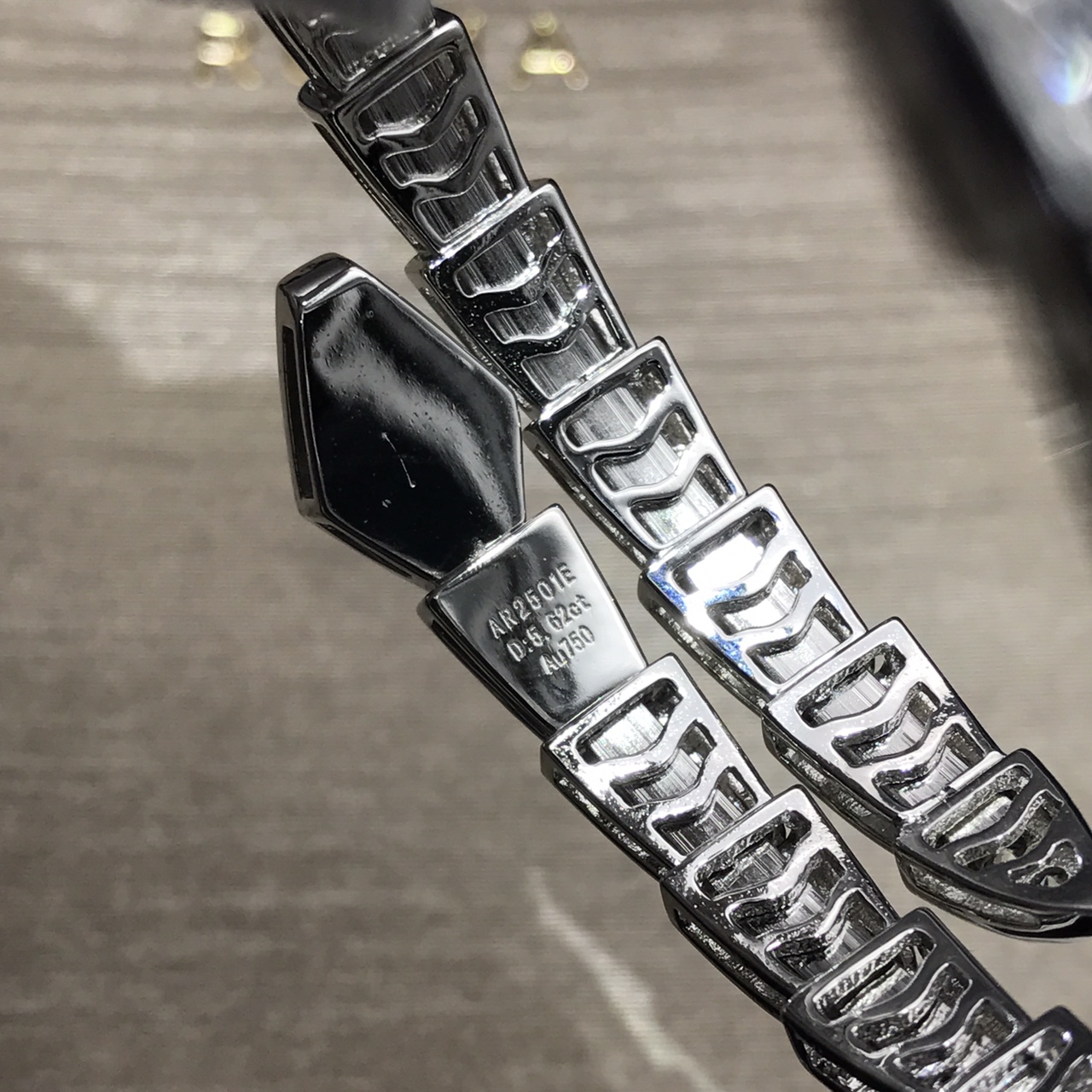 Bottega Veneta BV宝格丽满钻蛇镯宝格丽传世风格 灵蛇蜿蜒的线条栩栩如生 锆钻闪烁刻骨铭心的璀璨
