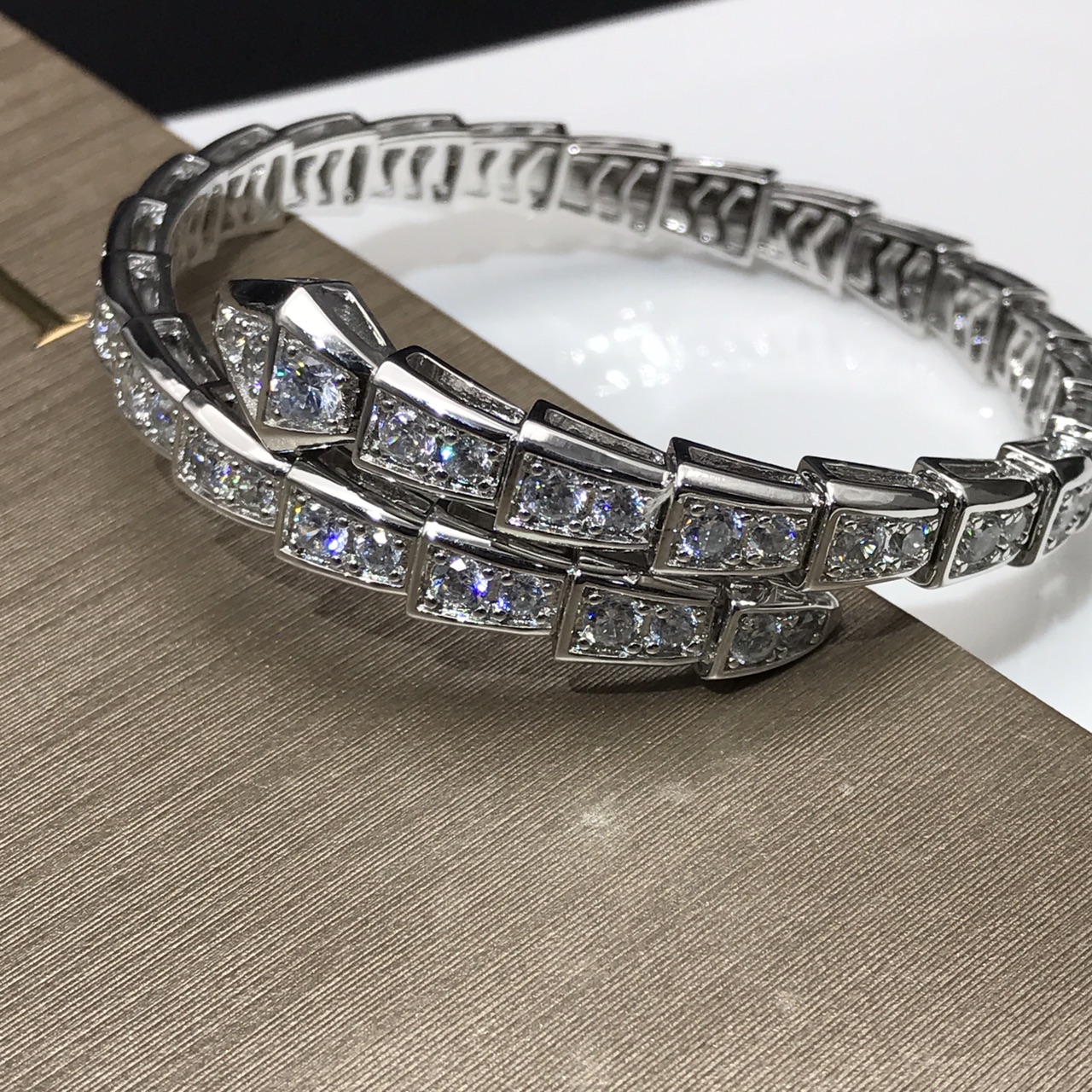 Bottega Veneta BV宝格丽满钻蛇镯宝格丽传世风格 灵蛇蜿蜒的线条栩栩如生 锆钻闪烁刻骨铭心的璀璨
