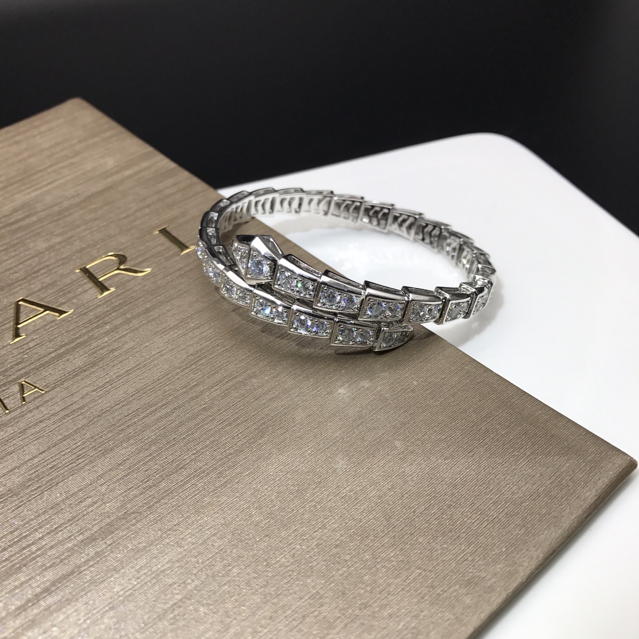 Bottega Veneta BV宝格丽满钻蛇镯宝格丽传世风格 灵蛇蜿蜒的线条栩栩如生 锆钻闪烁刻骨铭心的璀璨