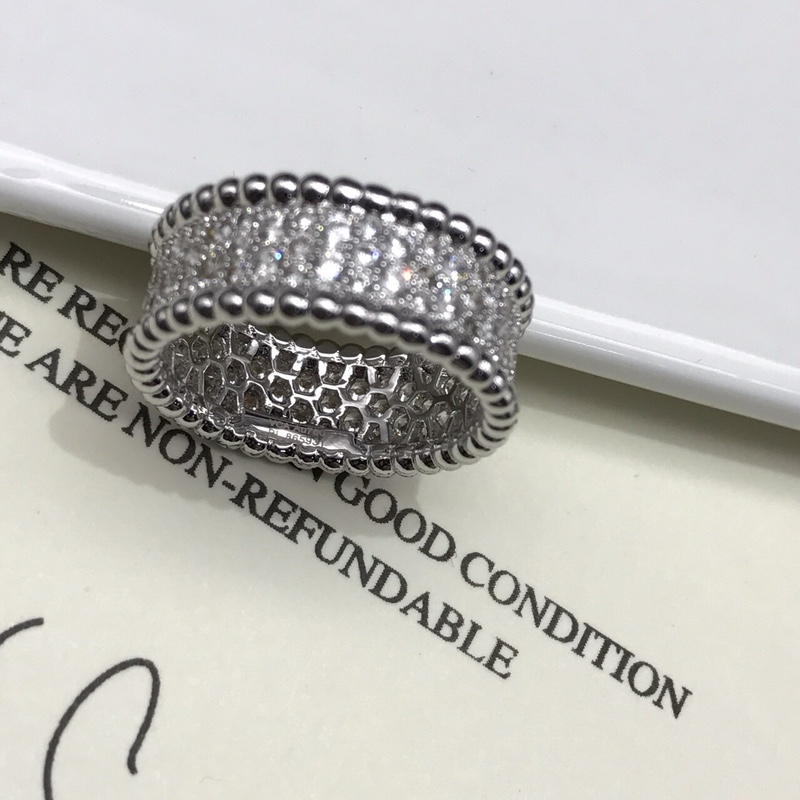 Van Cleef & Arpels 梵克雅宝vca珠边 麻花 戒指 品牌源于真实爱情故事 这个品牌的设计一如它的背景一样富有浪漫色彩
