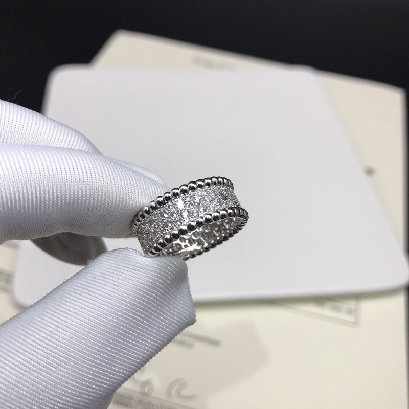 Van Cleef & Arpels 梵克雅宝vca珠边 麻花 戒指 品牌源于真实爱情故事 这个品牌的设计一如它的背景一样富有浪漫色彩