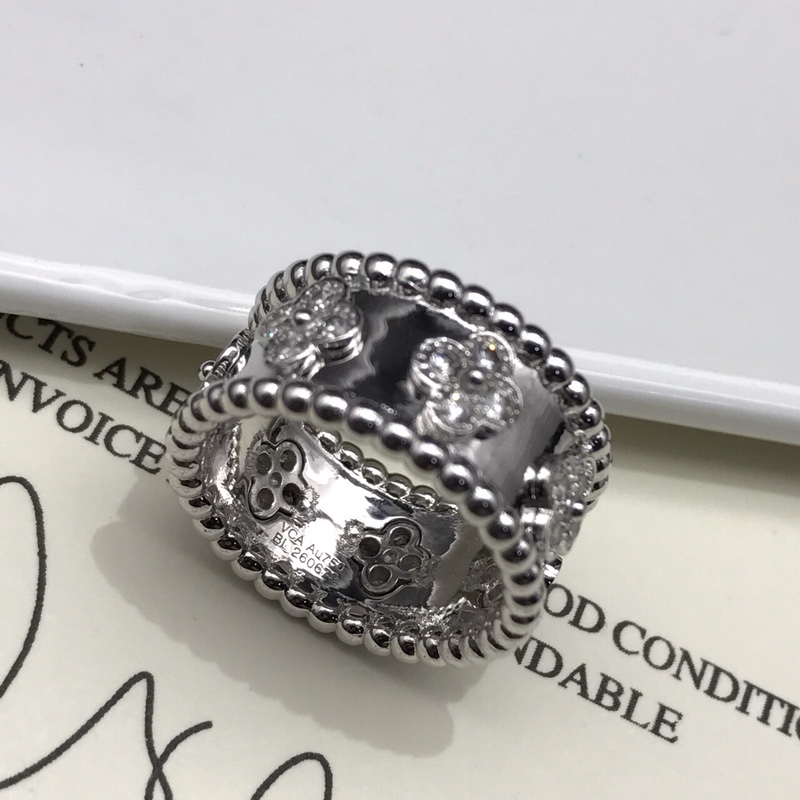 Van Cleef & Arpels 梵克雅宝vca珠边 麻花 戒指 品牌源于真实爱情故事 这个品牌的设计一如它的背景一样富有浪漫色彩