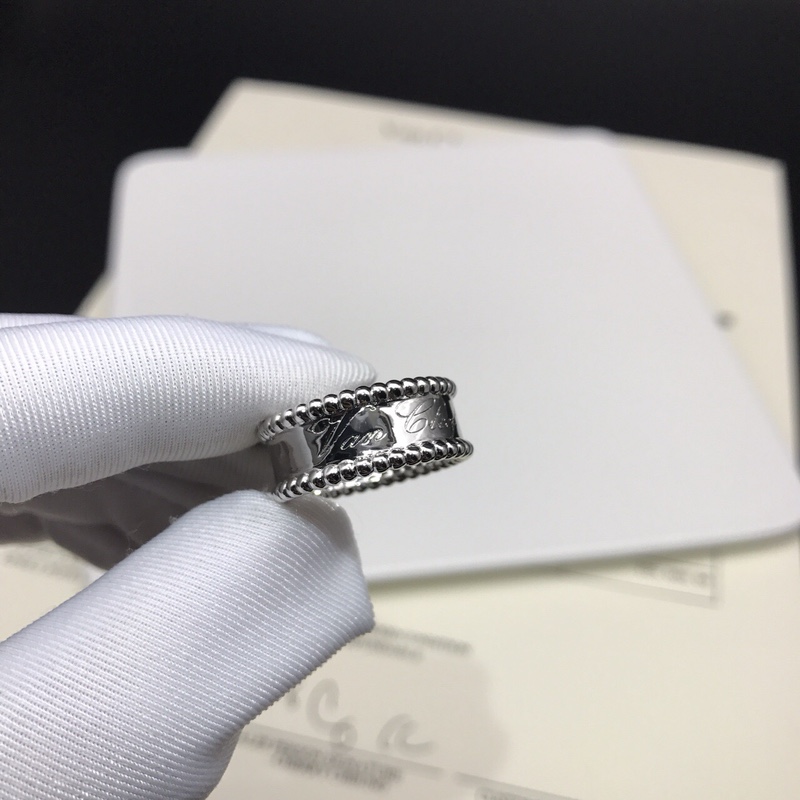 Van Cleef & Arpels 梵克雅宝vca珠边 麻花 戒指 品牌源于真实爱情故事 这个品牌的设计一如它的背景一样富有浪漫色彩
