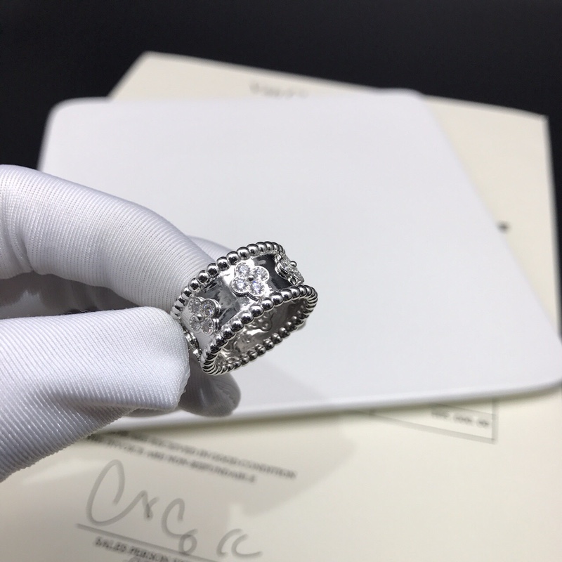 Van Cleef & Arpels 梵克雅宝vca珠边 麻花 戒指 品牌源于真实爱情故事 这个品牌的设计一如它的背景一样富有浪漫色彩