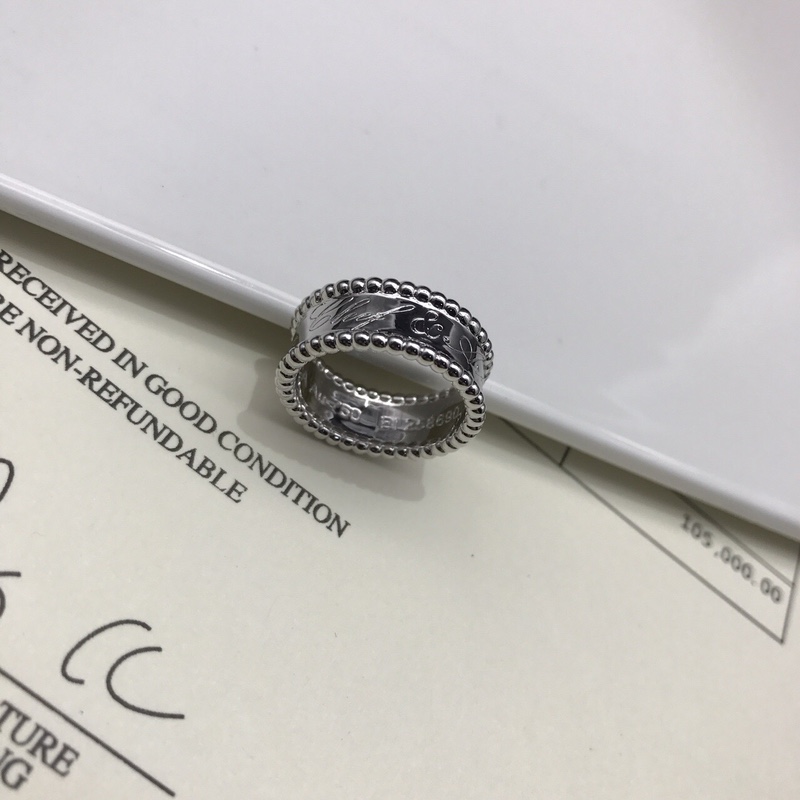 Van Cleef & Arpels 梵克雅宝vca珠边 麻花 戒指 品牌源于真实爱情故事 这个品牌的设计一如它的背景一样富有浪漫色彩