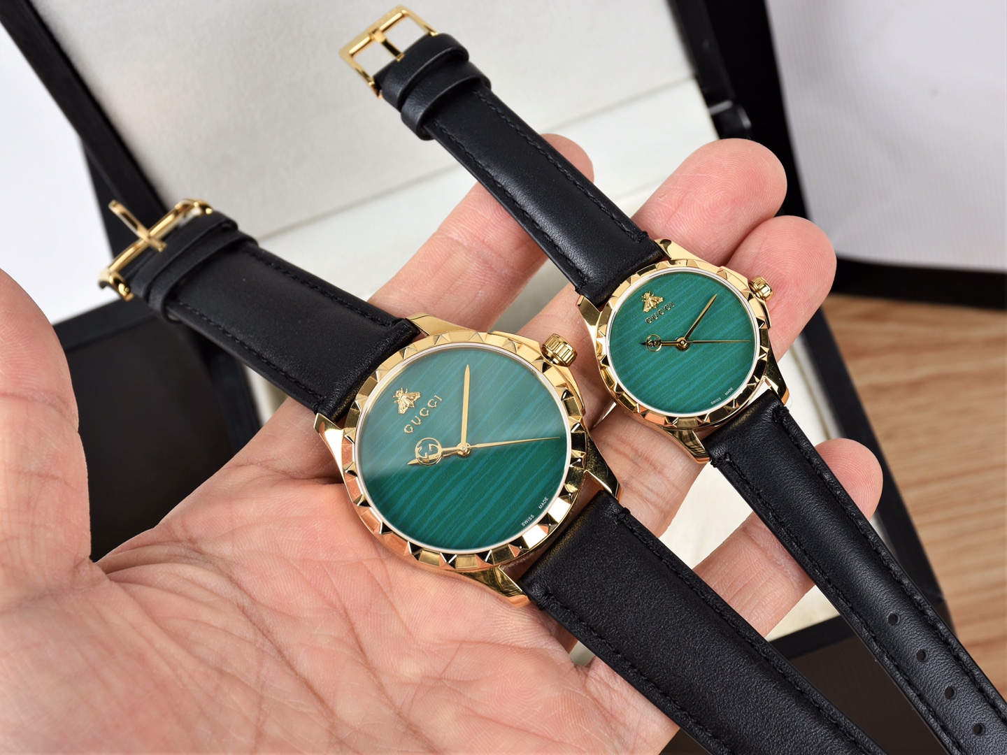 NO:388973,Batch: Original box: 30 Gucci new little bee, large watch diameter 38mm, small watch diameter 28mm, sapphire glass, malachite green, turquoise blue, and coral red, note that the gem surface is irregular, the imitations on the market are all the same mold, which can be identified immediately. Support inspection and full packaging.,,gucci,gucci19860909批: 原盒:30 古驰 Gucci新款小蜜蜂,大号表径38mm,小号表径28mm,蓝宝石玻璃,孔雀石绿、绿松石蓝、珊瑚红三种合成宝石面配搭,注意宝石面都是不规则的,市面那些仿品都是一个模具,立马可辨.支持验货,全套包装.,,gucci,gucci,Watch