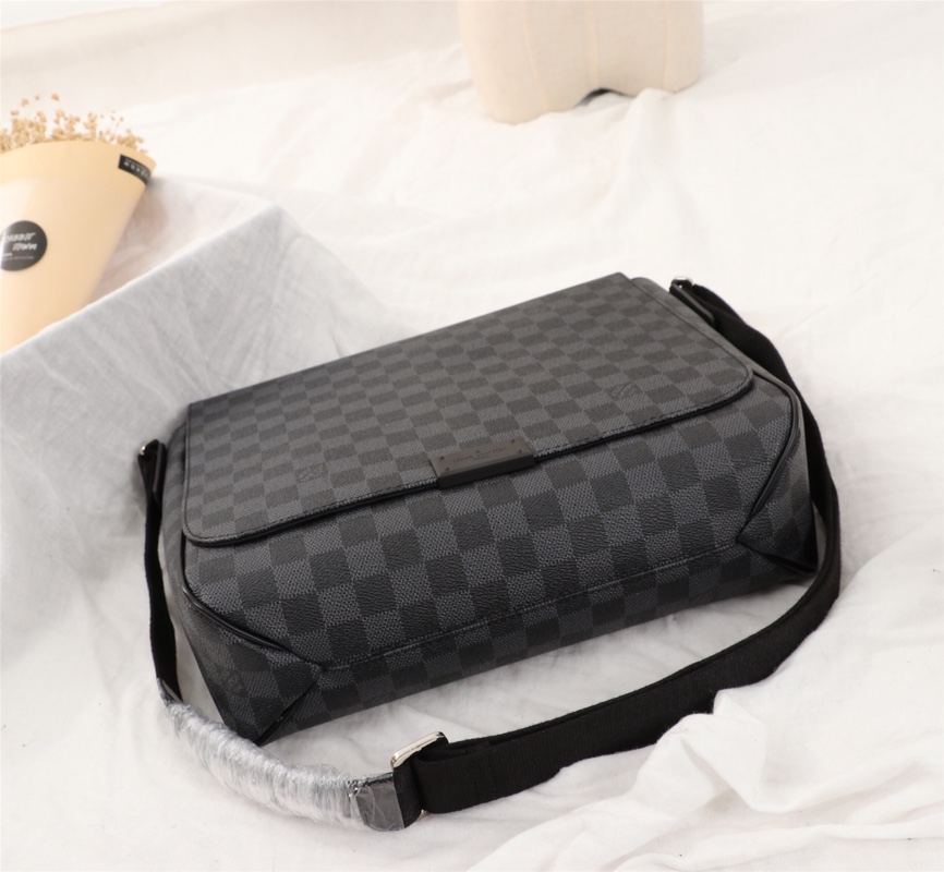 Louis Vuitton Damier Graphite 33x27x9cm crossbody everyday