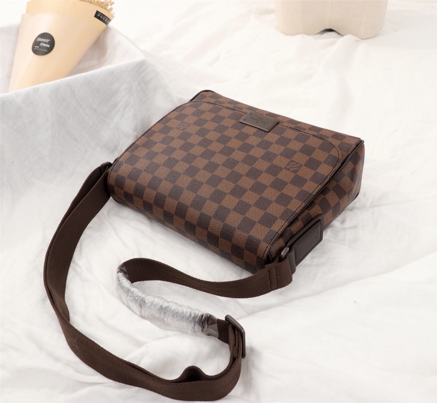 Louis Vuitton Damier Ebene 27x23x8cm crossbody everyday