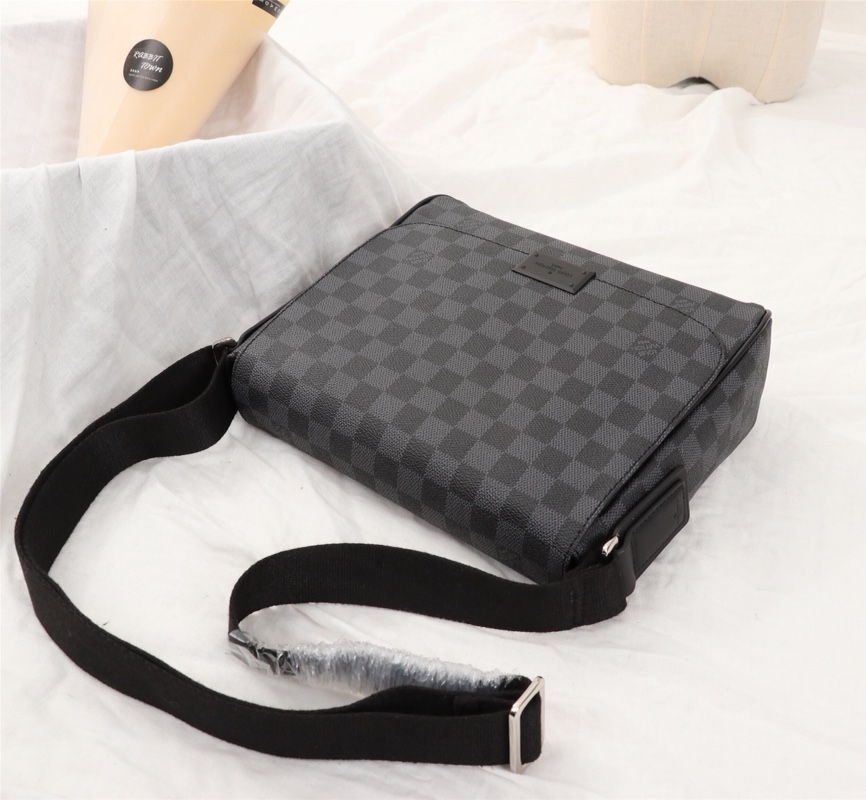 Louis Vuitton Damier Graphite 27x23x8cm crossbody everyday