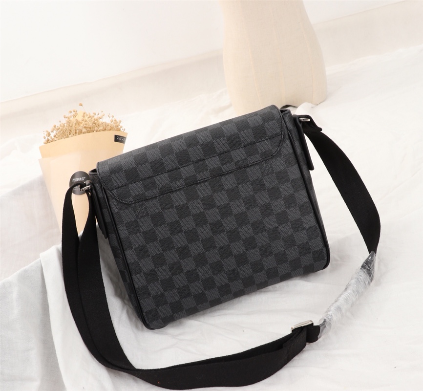 Louis Vuitton Damier Graphite 27x23x8cm crossbody everyday