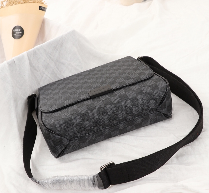 Louis Vuitton Damier Graphite 27x23x8cm crossbody everyday