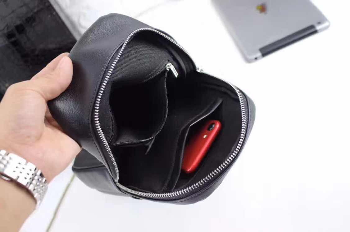  原单品质【品牌名称】：新款Fendi芬迪 胸包【产品规格】：W19XH26XD6.5cm【产品材质】：