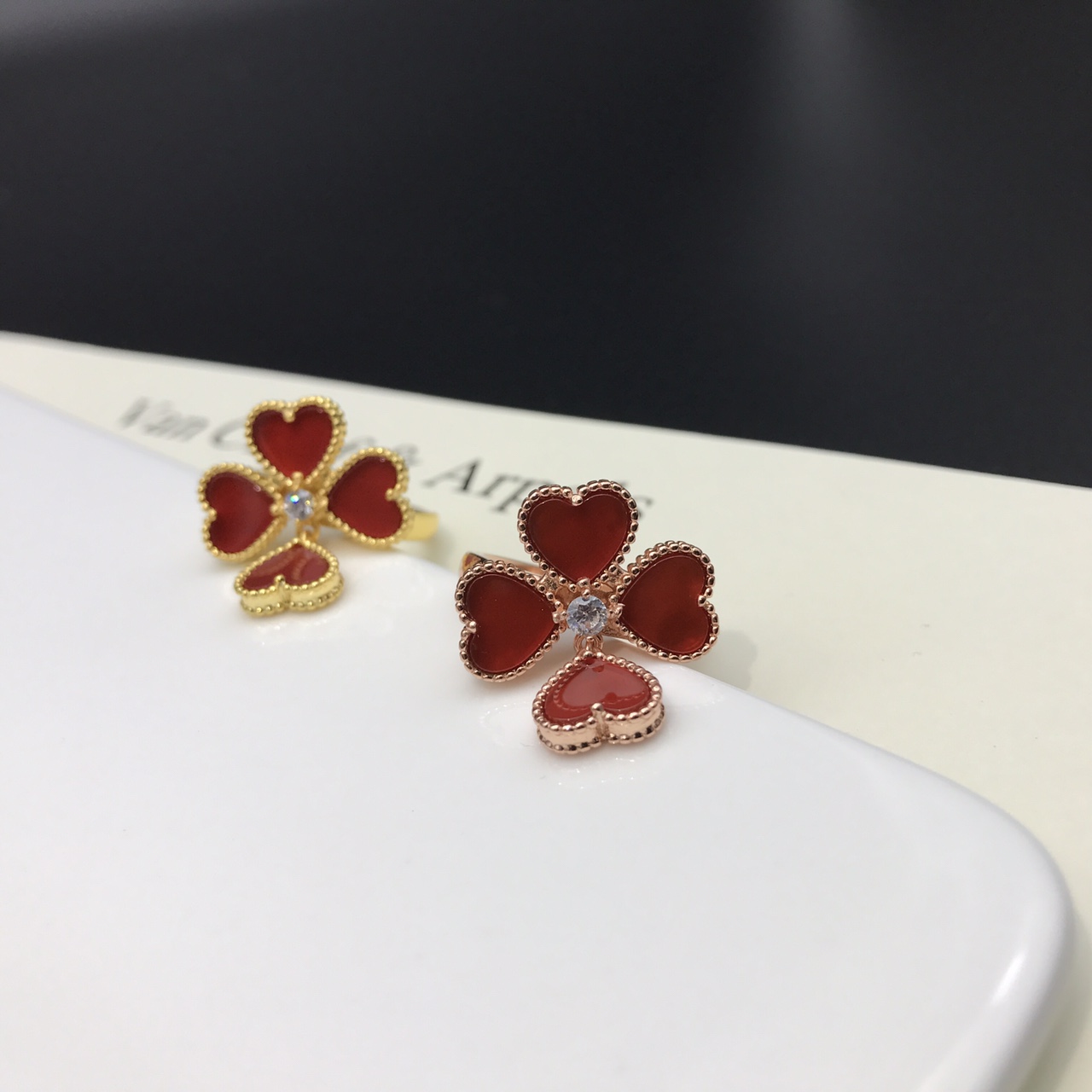 Van Cleef & Arpels VCA梵克雅宝Effeuillage红玉髓带钻爱心戒指 很显手白的一款 由四个心形花瓣拼成的 垂下来的小爱心显得特别调皮 设计感非常好 0510510