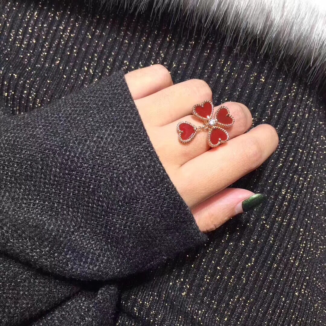 Van Cleef & Arpels VCA梵克雅宝Effeuillage系列红玉髓带钻爱心戒指 很显手白的一款 由四个心形花瓣拼成的 垂下来的小爱心显得特别调皮 设计感非常好