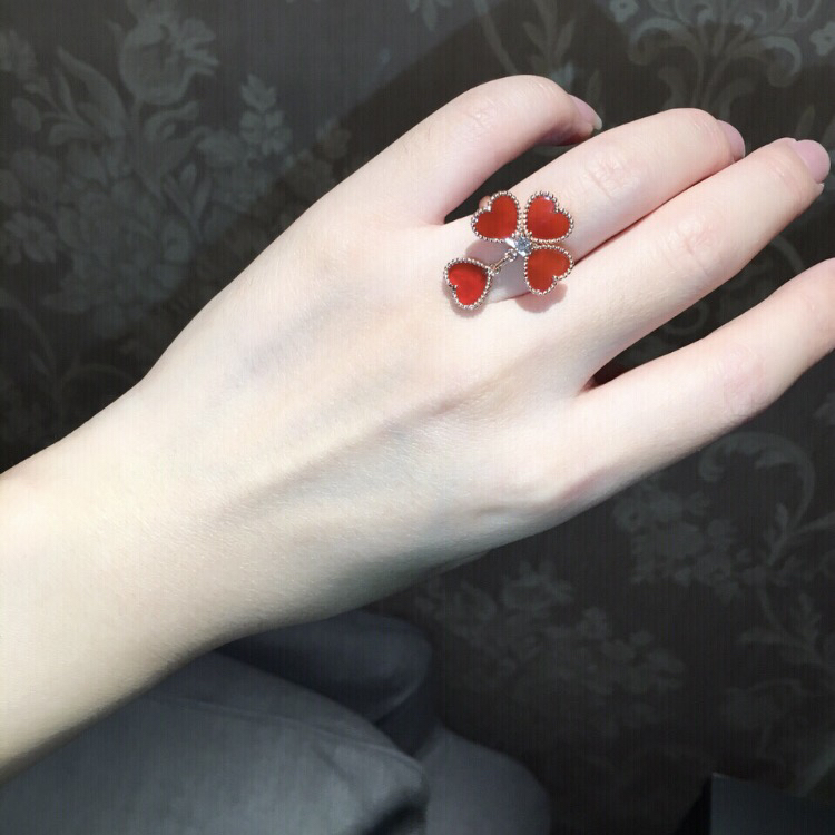 Van Cleef & Arpels VCA梵克雅宝Effeuillage系列红玉髓带钻爱心戒指 很显手白的一款 由四个心形花瓣拼成的 垂下来的小爱心显得特别调皮 设计感非常好