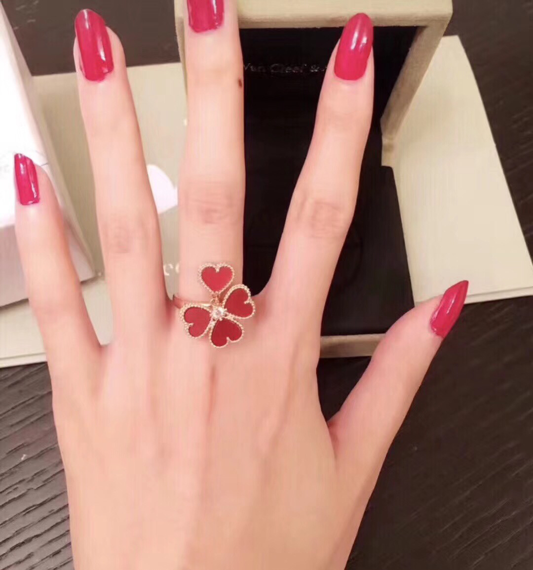 Van Cleef & Arpels VCA梵克雅宝Effeuillage系列红玉髓带钻爱心戒指 很显手白的一款 由四个心形花瓣拼成的 垂下来的小爱心显得特别调皮 设计感非常好