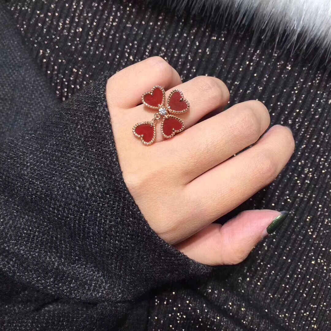 Van Cleef & Arpels VCA梵克雅宝Effeuillage系列红玉髓带钻爱心戒指 很显手白的一款 由四个心形花瓣拼成的 垂下来的小爱心显得特别调皮 设计感非常好