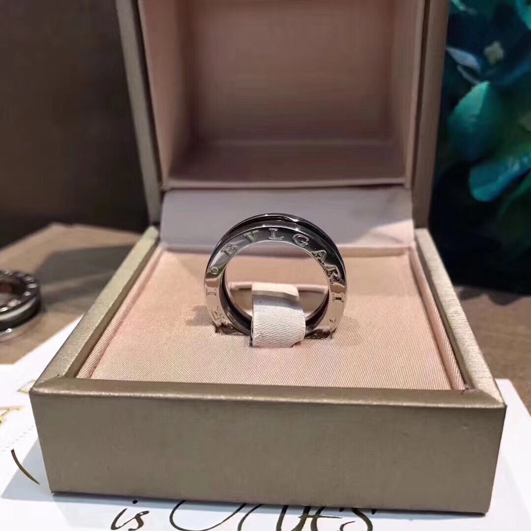 NO:102406,CNC highest version high-end customization BVLGARII Little Red Man Charity Ring Bulgari Classic Series Temperament like you are traveling, vacationing, work, work, long hair, short hair, it can match your favorite style. Extreme luxury ring size (US circle) 5 6 7 8 9 10 11 〈Equivalent to Hong Kong circle 10-24 codes Cross-code>, Bulgari ring, bottega veneta, bvlgari, bvlgari,ring19860909cnc最高版本 高端订制 BVLGARII 小红人慈善款戒指 宝格丽经典系列 气质如你无论是 旅行 度假 上班 工作无论是 长发 短发 它都能搭配出你心仪的造型 极致奢华戒指码数（美圈）5 6 7 8 9 10 11 〈相当于港圈 10-24码 跨码〉,宝格丽戒指,bottega veneta,bvlgari,bvlgari,ring,Jewelry