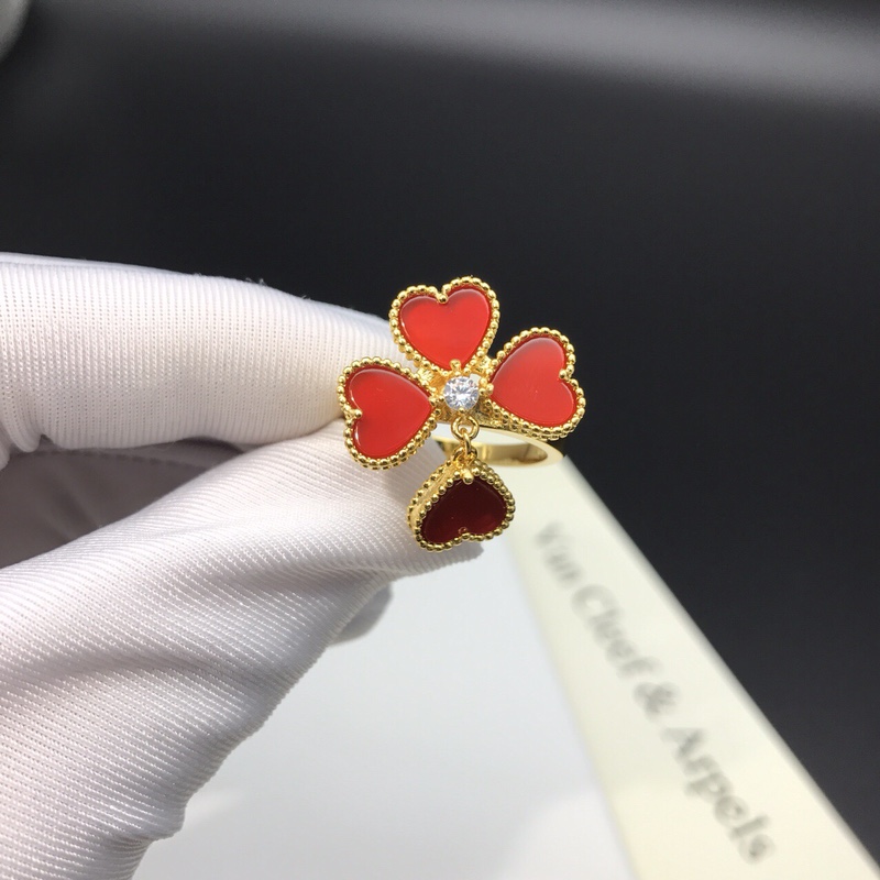 Van Cleef & Arpels VCA梵克雅宝Effeuillage红玉髓带钻爱心戒指 很显手白的一款 由四个心形花瓣拼成的 垂下来的小爱心显得特别调皮 设计感非常好 0510510