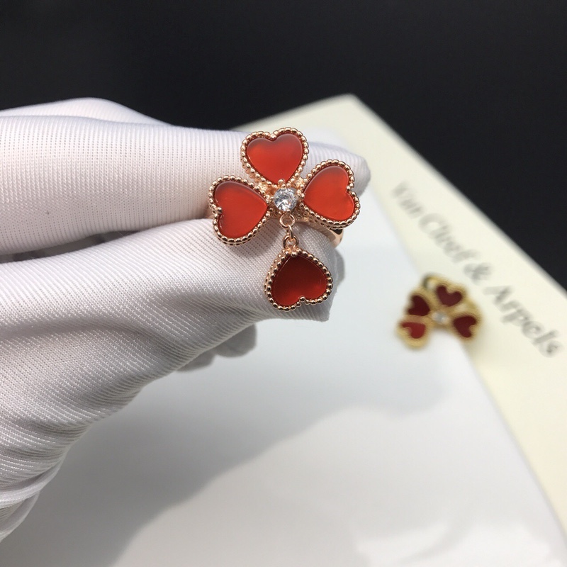 Van Cleef & Arpels VCA梵克雅宝Effeuillage红玉髓带钻爱心戒指 很显手白的一款 由四个心形花瓣拼成的 垂下来的小爱心显得特别调皮 设计感非常好 0510510