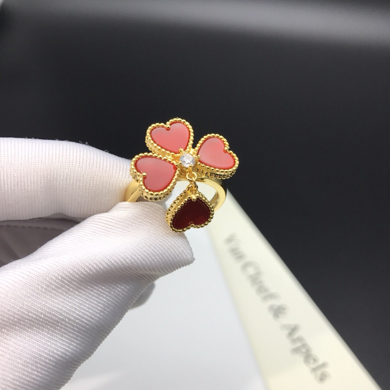 Van Cleef & Arpels VCA梵克雅宝Effeuillage红玉髓带钻爱心戒指 很显手白的一款 由四个心形花瓣拼成的 垂下来的小爱心显得特别调皮 设计感非常好 0510510