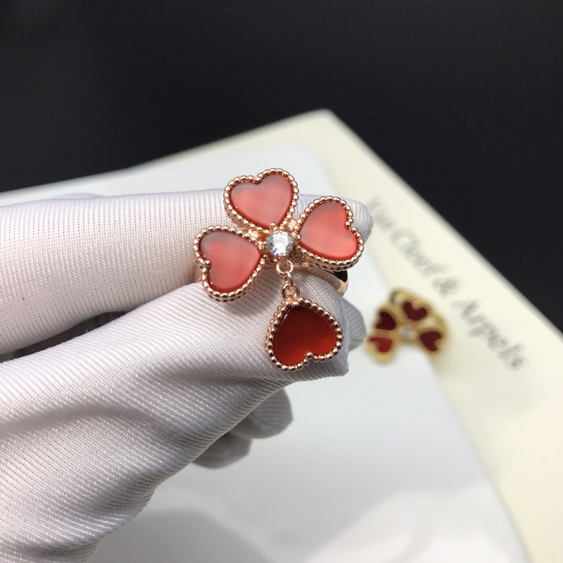 Van Cleef & Arpels VCA梵克雅宝Effeuillage红玉髓带钻爱心戒指 很显手白的一款 由四个心形花瓣拼成的 垂下来的小爱心显得特别调皮 设计感非常好 0510510