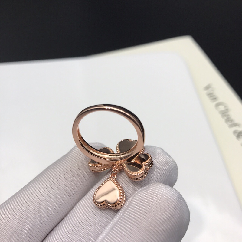 Van Cleef & Arpels VCA梵克雅宝Effeuillage红玉髓带钻爱心戒指 很显手白的一款 由四个心形花瓣拼成的 垂下来的小爱心显得特别调皮 设计感非常好 0510510