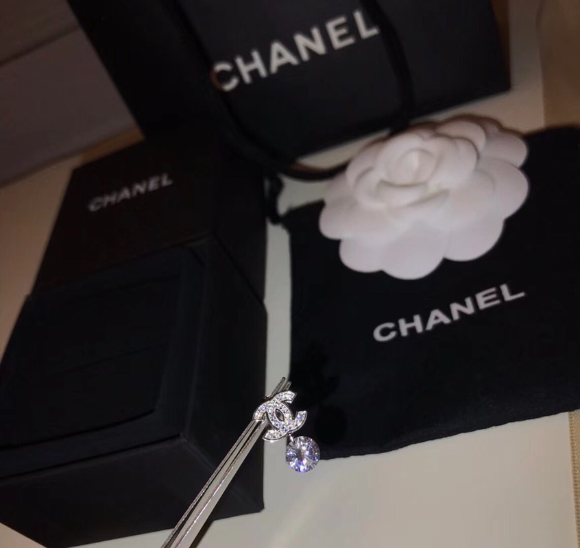 Chanel 小香 Chanel 钻石 高碳钻 耳钉 大小规格均匀 佩戴舒适 单品 镶嵌都是施华洛的水晶 高端定制 925纯银镶嵌 长青款 非常值得收藏的一系列 百搭长青款 059700