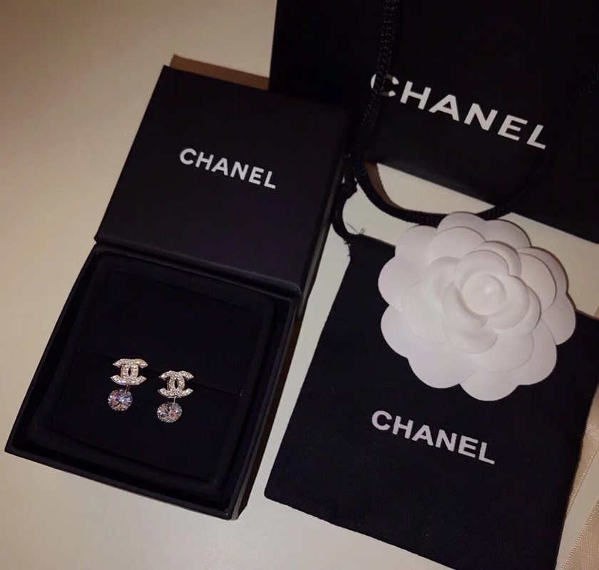 Chanel 小香 Chanel 钻石 高碳钻 耳钉 大小规格均匀 佩戴舒适 单品 镶嵌都是施华洛的水晶 高端定制 925纯银镶嵌 长青款 非常值得收藏的一系列 百搭长青款 059700