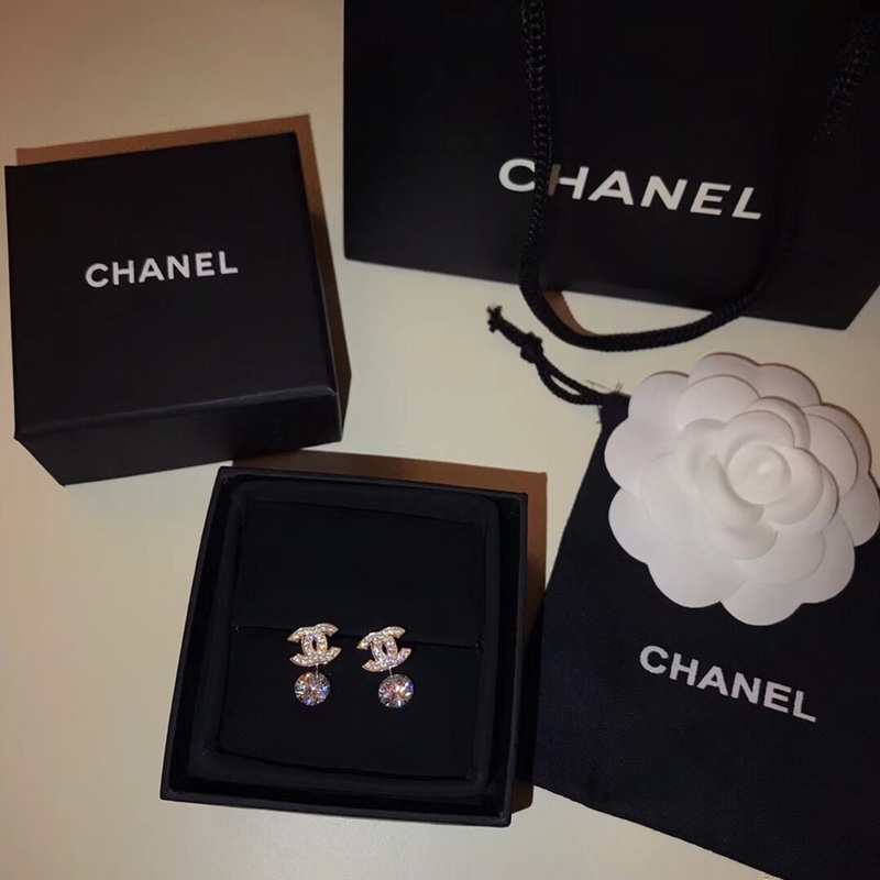 Chanel 小香 Chanel 钻石 高碳钻 耳钉 大小规格均匀 佩戴舒适 单品 镶嵌都是施华洛的水晶 高端定制 925纯银镶嵌 长青款 非常值得收藏的一系列 百搭长青款 059700