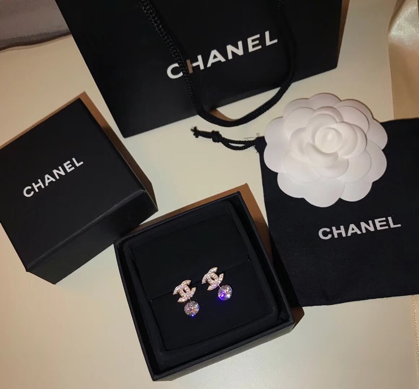 Chanel 小香 Chanel 钻石 高碳钻 耳钉 大小规格均匀 佩戴舒适 单品 镶嵌都是施华洛的水晶 高端定制 925纯银镶嵌 长青款 非常值得收藏的一系列 百搭长青款 059700