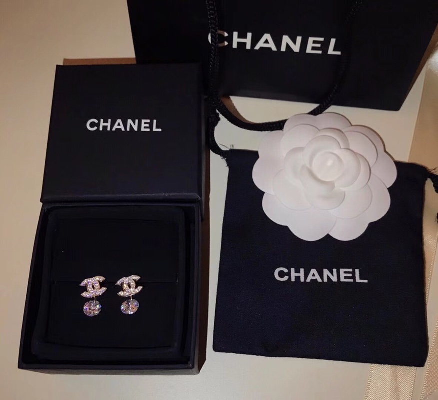 Chanel 小香 Chanel 钻石 高碳钻 耳钉 大小规格均匀 佩戴舒适 单品 镶嵌都是施华洛的水晶 高端定制 925纯银镶嵌 长青款 非常值得收藏的一系列 百搭长青款 059700