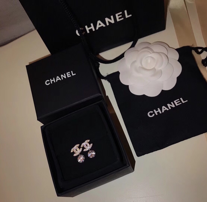 Chanel 小香 Chanel 钻石 高碳钻 耳钉 大小规格均匀 佩戴舒适 单品 镶嵌都是施华洛的水晶 高端定制 925纯银镶嵌 长青款 非常值得收藏的一系列 百搭长青款 059700