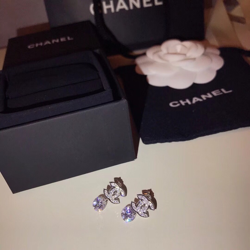 Chanel 小香 Chanel 钻石 高碳钻 耳钉 大小规格均匀 佩戴舒适 单品 镶嵌都是施华洛的水晶 高端定制 925纯银镶嵌 长青款 非常值得收藏的一系列 百搭长青款 059700