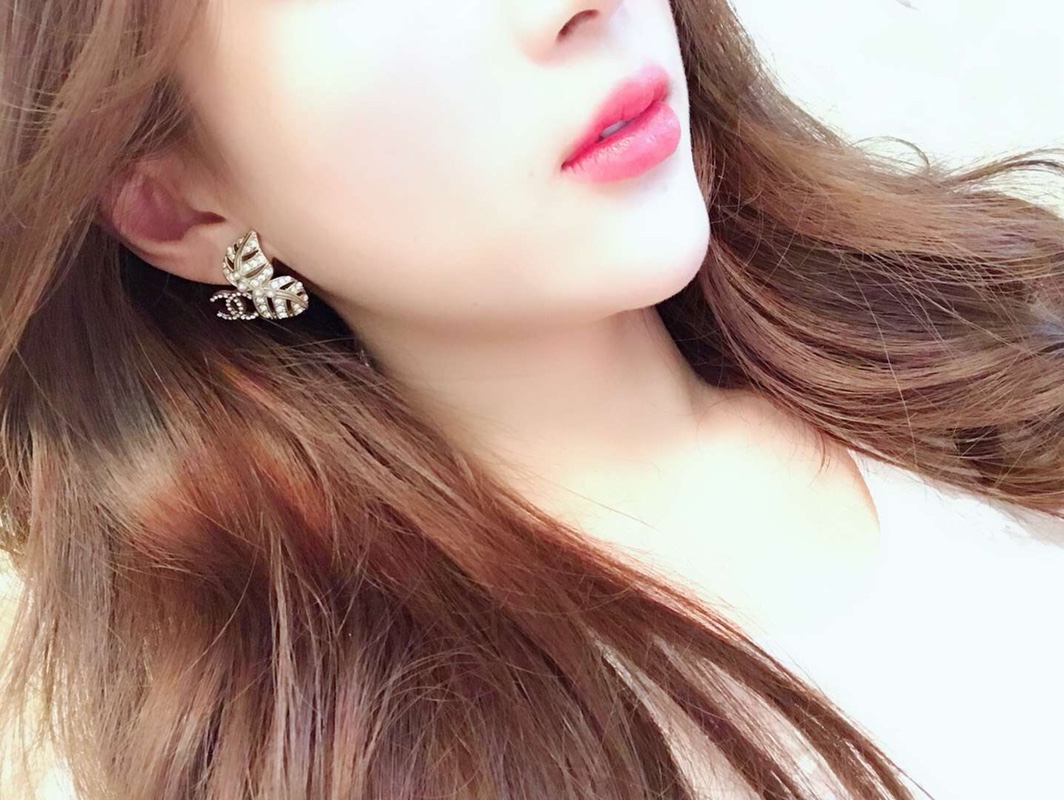 Chanel 独家 奢侈珠宝定制 CHANEL最新树叶珍珠耳钉 进口黄铜ZP打版 优雅个性美丽 超火爆 ‼ 欲罢不能 只能说先下手先得 ‼ 亮瞎你的眼 款怎么戴怎么美 整圈散发着炫目的光彩