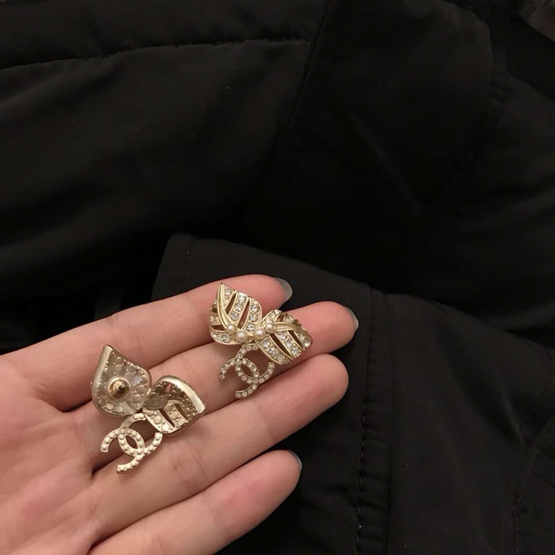 Chanel 独家 奢侈珠宝定制 CHANEL最新树叶珍珠耳钉 进口黄铜ZP打版 优雅个性美丽 超火爆 ‼ 欲罢不能 只能说先下手先得 ‼ 亮瞎你的眼 款怎么戴怎么美 整圈散发着炫目的光彩