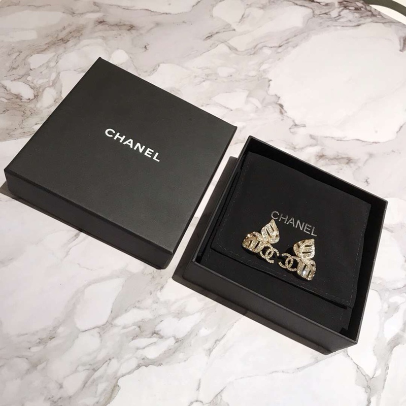Chanel 独家 奢侈珠宝定制 CHANEL最新树叶珍珠耳钉 进口黄铜ZP打版 优雅个性美丽 超火爆 ‼ 欲罢不能 只能说先下手先得 ‼ 亮瞎你的眼 款怎么戴怎么美 整圈散发着炫目的光彩