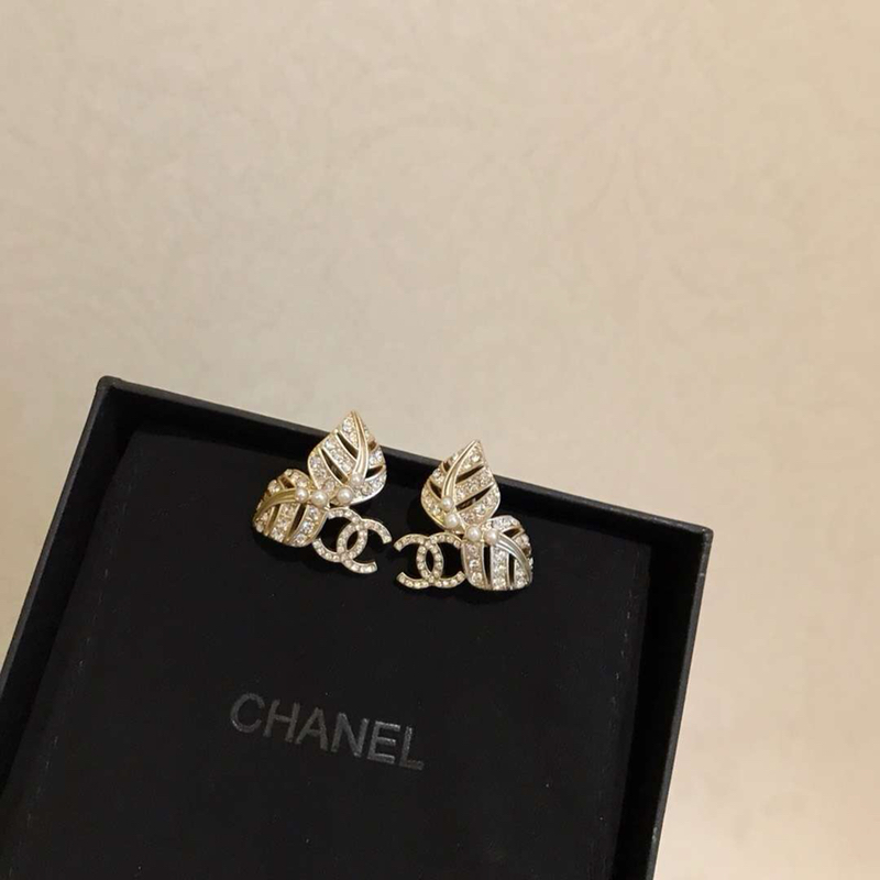 Chanel 独家 奢侈珠宝定制 CHANEL最新树叶珍珠耳钉 进口黄铜ZP打版 优雅个性美丽 超火爆 ‼ 欲罢不能 只能说先下手先得 ‼ 亮瞎你的眼 款怎么戴怎么美 整圈散发着炫目的光彩