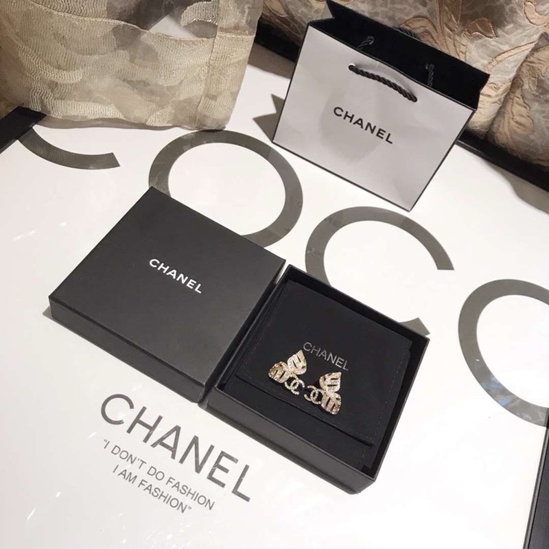 Chanel 独家 奢侈珠宝定制 CHANEL最新树叶珍珠耳钉 进口黄铜ZP打版 优雅个性美丽 超火爆 ‼ 欲罢不能 只能说先下手先得 ‼ 亮瞎你的眼 款怎么戴怎么美 整圈散发着炫目的光彩