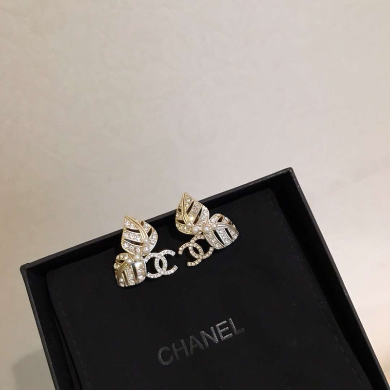 Chanel 独家 奢侈珠宝定制 CHANEL最新树叶珍珠耳钉 进口黄铜ZP打版 优雅个性美丽 超火爆 ‼ 欲罢不能 只能说先下手先得 ‼ 亮瞎你的眼 款怎么戴怎么美 整圈散发着炫目的光彩