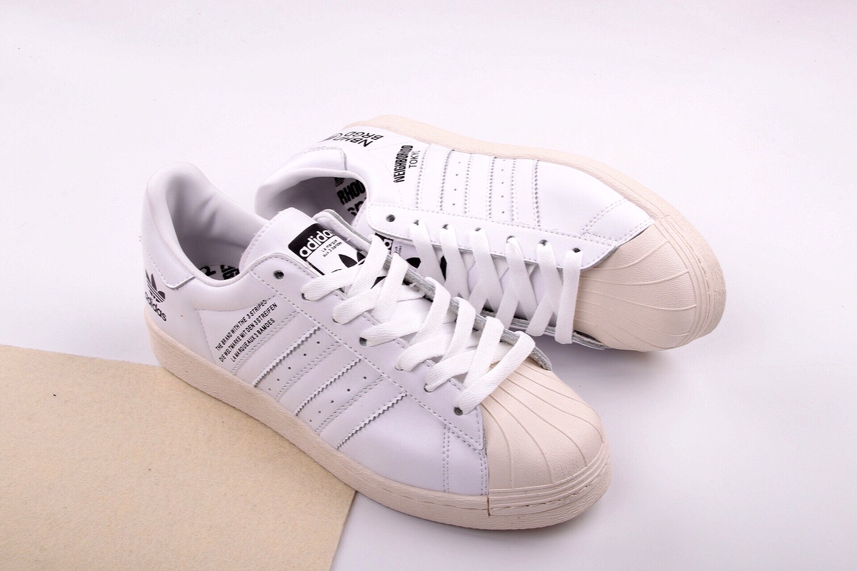 日本东京原宿店开业限定三方联名adidas Originals By Nbhd Superstar 80s 罕见联名18ss新款贝壳头纯白简约鞋面点缀以侧面不对称三方联名logo 全皮鞋身搭配奶色鞋底 辨识度一流 质感完美 尺码40 44 原材料软牛皮 女鞋第二轮跟上 莆鞋网 莆田鞋 莆田安福 电商城市场