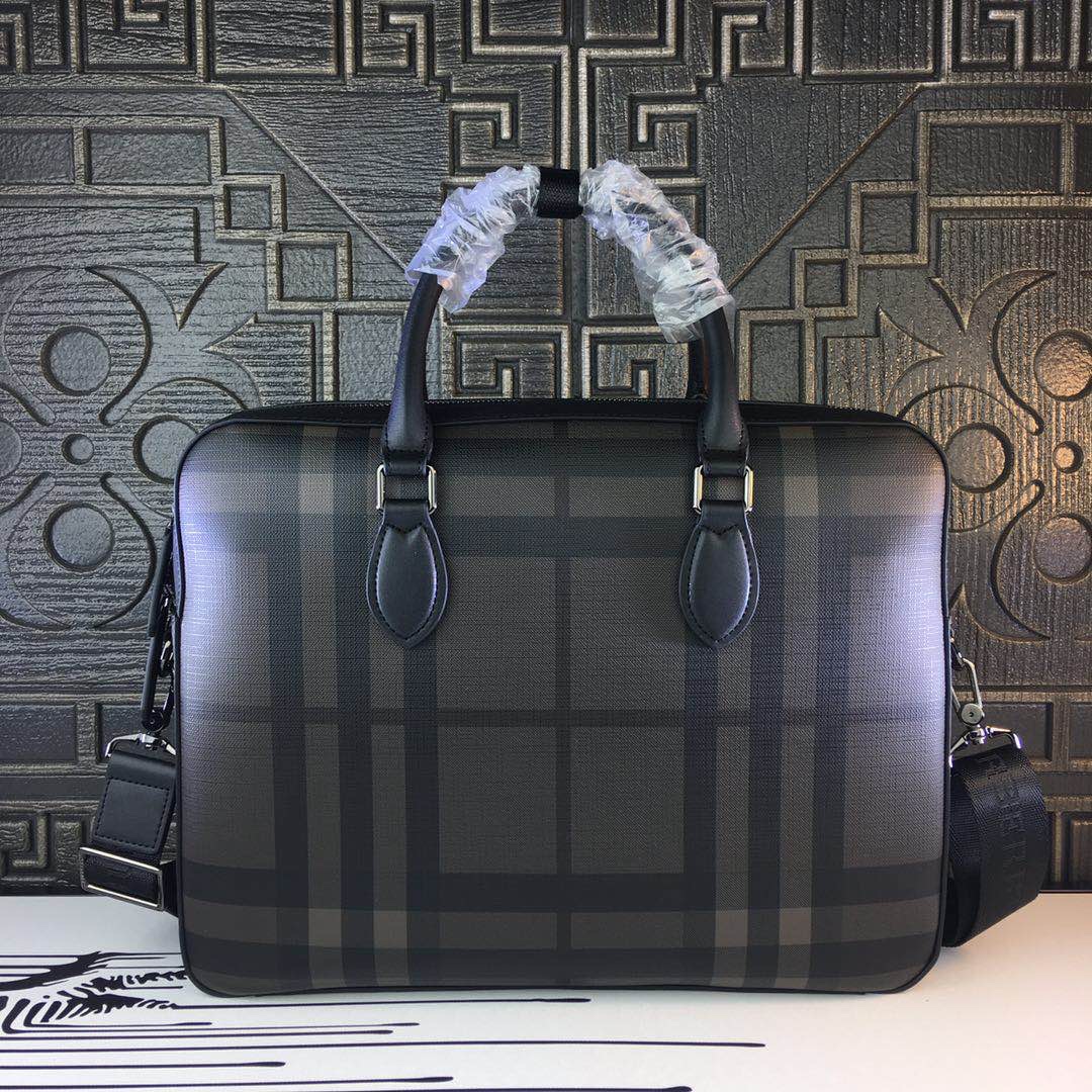 独家480💴【原单货】巴宝莉手提斜挎包
型号：2892-5
尺寸：39-28-7
专柜新款👍🏻重金打版复刻👍原版皮复刻😱皮质超级柔软🎉超大容量🎊定制专柜原版五金✨顺滑拉链🏄🏻完美工艺💼拒绝偷工减料，质量超赞