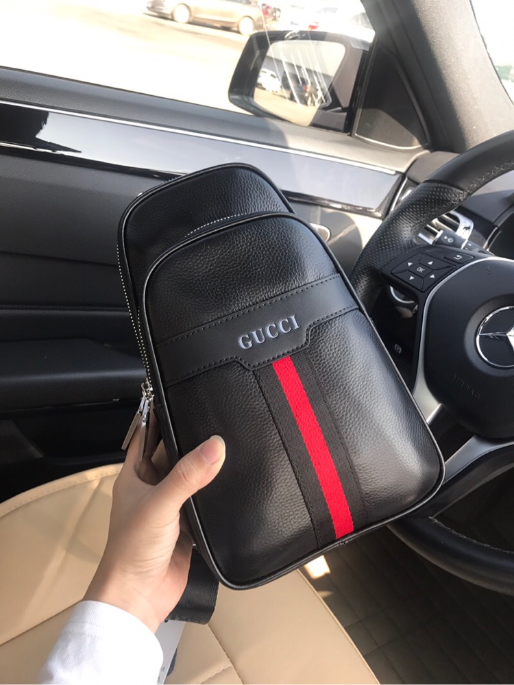 GUCCI古奇官网爆款..简洁大方..男女通用胸包上市 原单制作👋头层原版牛皮（皮质柔软舒适）既时尚又休
