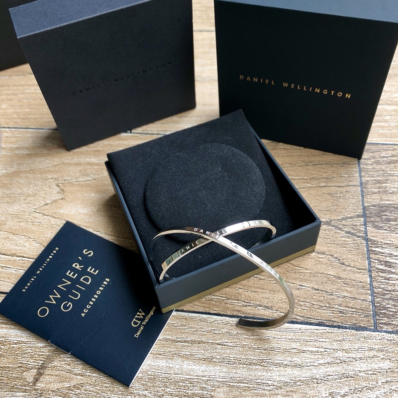 丹尼尔惠灵顿 Daniel Wellington   DW手镯有货尺寸大号65mm，小号54mm。带最新包装出
