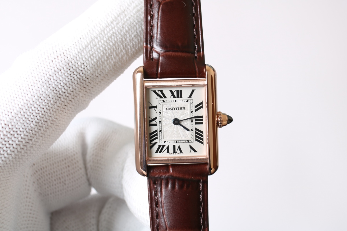 NO:148733,Tank Louis Series [Love] The latest watch tank launched to commemorate the 100th anniversary of the birth of the Tank Series. Size Women, 29.2X22 Men, 33.7X25.5 Two sizes Limited to be sold 1: Rectangular design, simple lines, rounded ear corners. The lines are softer and more beautiful!  2: The Roman numerals on the dial are printed with 3D superimposed three-dimensional printing, and the center is gradually refracted with the fish scale pattern. 3: The head sapphire is made of dark blue sapphire, which is consistent with the balloon fish eye gem. 4: The anti-glossy halo is highly transparent sapphire glass. Another classic example is reproduced, transcending the differences between genders and times, and can be worn by both men and women.,,louis vuitton19860909Tank Louis 系列 [爱心]为纪念Tank 系列诞生一百周年而推出的最新表款坦克 尺寸女 29.2X22男 33.7X25.5 两个尺寸 限量发售 1:长方形设计、简洁的线条、圆润的表耳边角.线条更加柔和唯美！ 2:表盘罗马数字采用3D 叠加立体印刷,中心渐变折射鱼鳞纹. 3: 把头蓝宝石采用深蓝色蓝宝石 与气球鱼眼宝石一致. 4:度防炫晕高度通透蓝宝石面玻璃 又一经典典范重现, 跨越性别与时代的差异,男女均可佩戴.,,louis vuitton,Watch