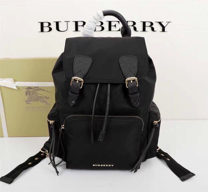 批eqdydl新款回货！！⛵️Burberry⛵️巴宝莉209381#爆款双肩包，完美车线，原版品质‼️✨明星同款[微笑]欧洲专柜新款✨Burberry 标志性「The Rucksack 军旅背包」，臻选轻便的防水材质，搭配小牛皮饰边，并缀有精美的金属链装饰 尺寸：加侧袋长35、底部长26、高38、宽16