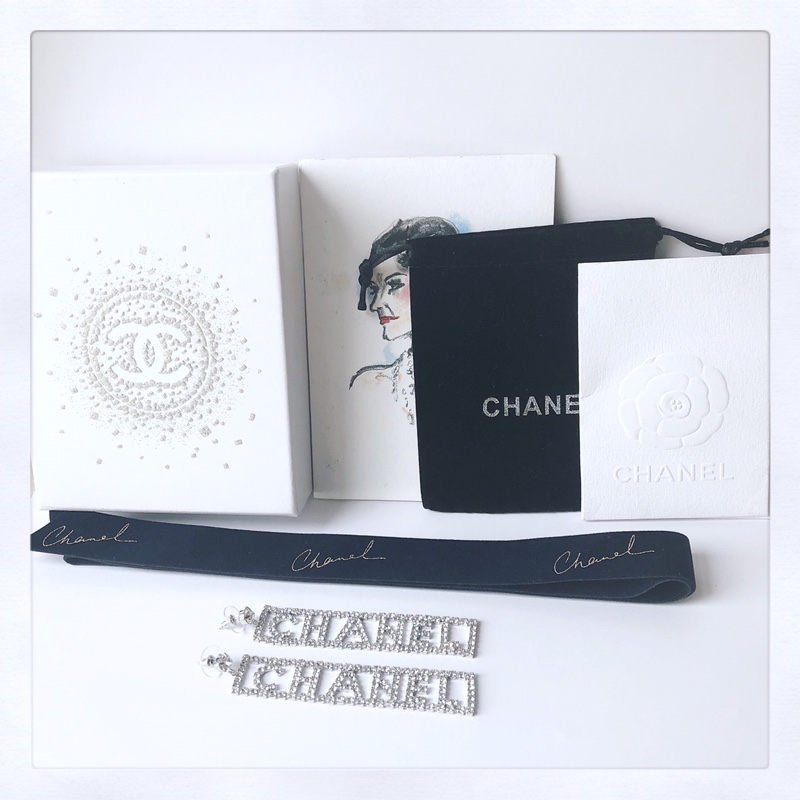 Chanel 18年早春最新款 宋茜同款，Chanel 小香耳钉非常漂亮 一致黄铜材质 0011610