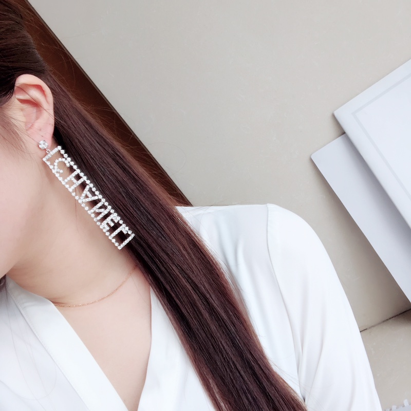 Chanel 18年早春最新款 宋茜同款，Chanel 小香耳钉非常漂亮 一致黄铜材质 0011610