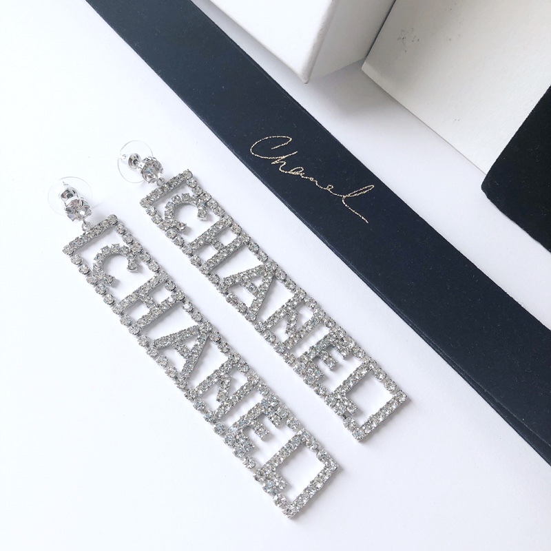 Chanel 18年早春最新款 宋茜同款，Chanel 小香耳钉非常漂亮 一致黄铜材质 0011610