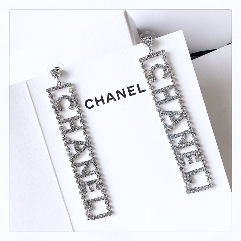 Chanel 18年早春最新款 宋茜同款，Chanel 小香耳钉非常漂亮 一致黄铜材质 0011610